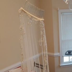 Gorgeous, never worn, bridal veil!! Retail at $500
